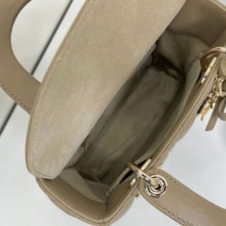 Replica Borse Dior Lady Dior My ABC Dior piccola Arco ciondolo D.I.O.R. in metallo Grigio talpa Imitazioni Replica qualità specchio Borse Dior Lady Dior My ABC Dior piccola Arco ciondolo D.I.O.R. in metallo Grigio talpa