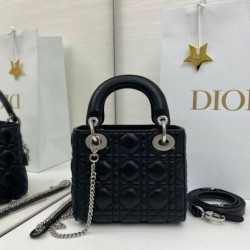 Replica Borsa Dior Mini Lady Dior Arco con ciondoli D.I.O.R neri hardware argento Imitazioni Replica qualità specchio Borsa Dior Mini Lady Dior Arco con ciondoli D.I.O.R neri hardware argento