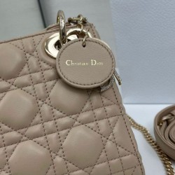 Replica Borse Dior Mini Lady Dior Arco con ciondoli D.I.O.R Beige Imitazioni Replica qualità specchio Borse Dior Mini Lady Dior Arco con ciondoli D.I.O.R Beige