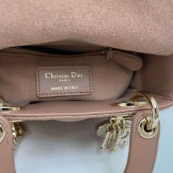 Replica Borse Dior Mini Lady Dior Arco con ciondoli D.I.O.R Rosa cipria Imitazioni Replica qualità specchio Borse Dior Mini Lady Dior Arco con ciondoli D.I.O.R Rosa cipria