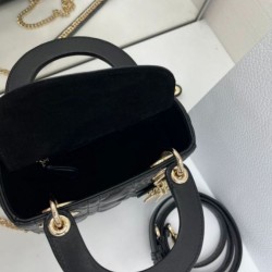 Replica Borsa Dior Mini Lady Dior Arco con ciondoli D.I.O.R neri hardware dorato Imitazioni Replica qualità specchio Borsa Dior Mini Lady Dior Arco con ciondoli D.I.O.R neri hardware dorato