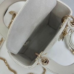 Replica Borse Dior Mini Lady Dior Arco con ciondoli D.I.O.R bianco hardware dorato Imitazioni Replica qualità specchio Borse Dior Mini Lady Dior Arco con ciondoli D.I.O.R bianco hardware dorato
