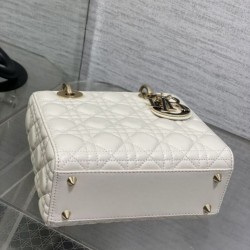 Replica Borse Dior piccola Lady Dior My ABCDior in metallo cannage bianco con ciondolo D.I.O.R Imitazioni Replica qualità specchio Borse Dior piccola Lady Dior My ABCDior in metallo cannage bianco con ciondolo D.I.O.R