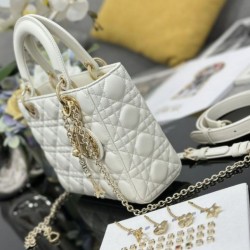 Replica Borsa Dior piccola Lady Dior My ABCDior con ciondolo D.I.O.R agnello cannage bianco Imitazioni Replica qualità specchio Borsa Dior piccola Lady Dior My ABCDior con ciondolo D.I.O.R agnello cannage bianco