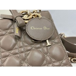 Borsa Dior Lady Dior My ABC Dior piccola Arco ciondolo D.I.O.R. in metallo grigio pietra