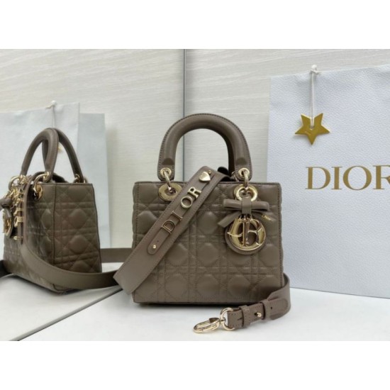Borsa Dior Lady Dior My ABC Dior piccola Arco ciondolo D.I.O.R. in metallo grigio pietra