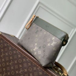 Replica Louis Vuitton M26970 Pochette Voyage Souple pochette da uomo verde Imitazioni Replica qualità specchio Louis Vuitton M26970 Pochette Voyage Souple pochette da uomo verde