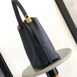 Replica Borsa 1:1 Louis Vuitton Low Key Hobo MM M24856 m24974 nera Imitazioni Replica qualità specchio Borsa 1:1 Louis Vuitton Low Key Hobo MM M24856 m24974 nera