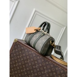 Bora Pari all'originale replica LV Keepall Bandoulière 25 M26930 uomo verde