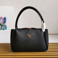 Qualità Specchio Replica Borsa a tracolla Prada con logo triangolare nero Riproduzione Fedele Borsa a tracolla Prada con logo triangolare nero imitazioni