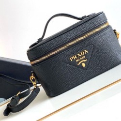 Qualità Specchio Replica Imitazione Borse Firmate mini Vanity Prada Granata Nera Riproduzione Fedele Imitazione Borse Firmate Replica mini Vanity Prada Granata Nera imitazioni
