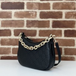 Qualità Specchio Replica Imitazione Gucci 815409 GG Emblem borsa a tracolla piccola mezzaluna Nero Riproduzione Fedele Imitazione Gucci 815409 GG Emblem borsa a tracolla piccola mezzaluna Nero imitazioni