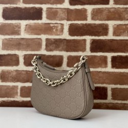 Qualità Specchio Replica Gucci 815409 GG Emblem borsa a tracolla piccola mezzaluna Talpa Riproduzione Fedele Gucci 815409 GG Emblem borsa a tracolla piccola mezzaluna Talpa imitazioni