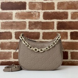 Riproduzione Fedele Gucci 815409 GG Emblem borsa a tracolla piccola mezzaluna Talpa imitazioni
