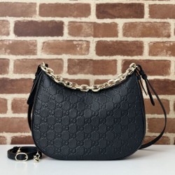 Riproduzione Fedele Gucci 820453 Borsa a tracolla media GG Emblem Nero imitazioni