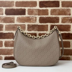 Riproduzione Fedele Gucci 820453 GG Emblem borsa a tracolla media Talpa imitazioni