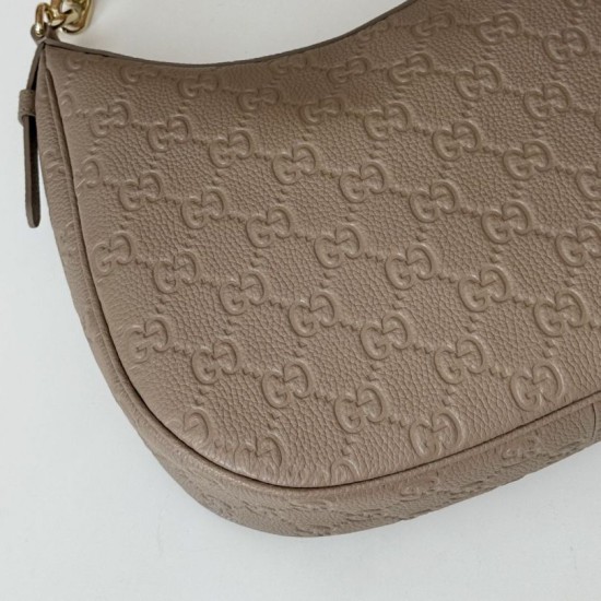 Qualità Specchio Replica Gucci 820453 GG Emblem borsa a tracolla media Talpa Riproduzione Fedele Gucci 820453 GG Emblem borsa a tracolla media Talpa imitazioni