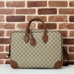 Riproduzione Fedele Gucci 821149 Borsa a tracolla media GG Emblem Marrone imitazioni
