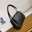 Borsa a tracolla Prada con logo triangolare nero