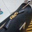 Borsa a tracolla Prada con logo triangolare nero