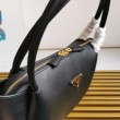 Borsa a tracolla Prada con logo triangolare nero