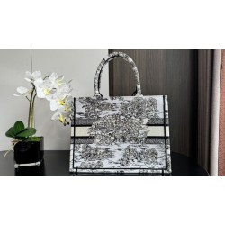 Borsa Dior Dior Book Tote media ricamata con motivo Dior Around the World multicolore