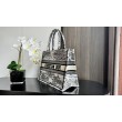 Borsa Dior Dior Book Tote media ricamata con motivo Dior Around the World multicolore