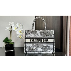 Borsa Dior Dior Book Tote media ricamata con motivo Dior Around the World multicolore
