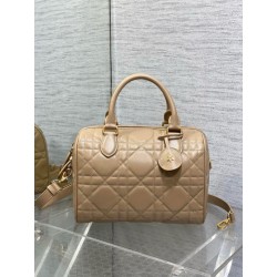 Borsa Dior Groove 25 in pelle di vitello Macrocannage biscotto