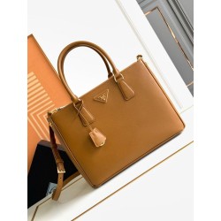Bora Pari all'originale replica grande Prada Galleria Saffiano marrone