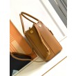 Bora Pari all'originale replica grande Prada Galleria Saffiano marrone