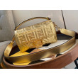 Borsa media Baguette Fendi con motivo FF Oro Borsa media Baguette Fendi con motivo FF Oro