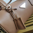 Borsa media Prada con lucchetto caramello Borsa media Prada con lucchetto caramello