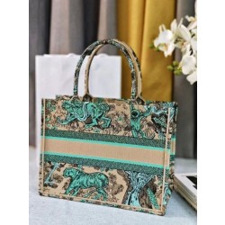 Borsa tote Dior media Dior Book ricamata con motivo Dior Around the World multicolore blu