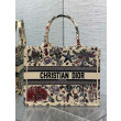 Borsa tote Dior media in rafia con Dior Cabinet de Curiosites Beige Borsa tote Dior media in rafia con Dior Cabinet de Curiosites Beige