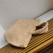 Borsa tote grande Prada all'uncinetto in filato effetto rafia beige
