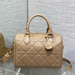 Qualità Specchio Replica Borsa Dior Groove 25 in pelle di vitello Macrocannage biscotto Riproduzione Fedele Borsa Dior Groove 25 in pelle di vitello Macrocannage biscotto imitazioni
