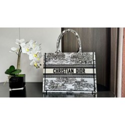 Borsa Dior Dior Book Tote media ricamata con motivo Dior Around the World multicolore