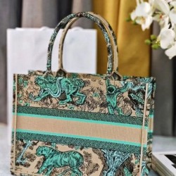 Qualità Specchio Replica Borsa tote Dior media Dior Book ricamata con motivo Dior Around the World multicolore blu Riproduzione Fedele Borsa tote Dior media Dior Book ricamata con motivo Dior Around the World multicolore blu imitazioni