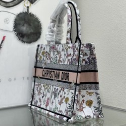 Qualità Specchio Replica Dior Medium Book Tote Bag Ricamo Toile de Jouy Fiore Bianco/Blu Riproduzione Fedele Dior Medium Book Tote Bag Ricamo Toile de Jouy Fiore Bianco/Blu imitazioni