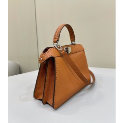 Fendi Peekaboo ISeeU Small Selleria Borsa con 556 impunture cucite a mano Marrone
