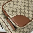 Gucci 821159 GG Emblem zaino medio Marrone