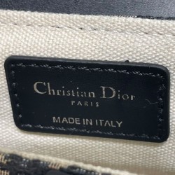 Qualità Specchio Replica Borse Alta Qualità Dior Mini Saddle con tracolla Blu scuro Riproduzione Fedele Borse Replica Alta Qualità Dior Mini Saddle con tracolla Blu scuro imitazioni