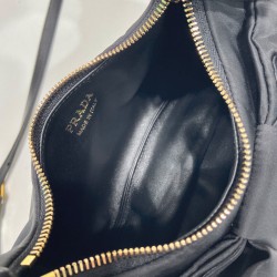 Qualità Specchio Replica Mini-bag in nylon/nappa Prada Re-Nylon con fiocco 1BC241 Nero Riproduzione Fedele Mini-bag in nylon/nappa Prada Re-Nylon con fiocco 1BC241 Nero imitazioni