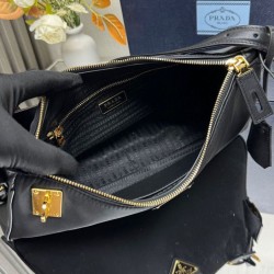 Qualità Specchio Replica Borsa a tracolla grande Prada Aimee Re-Nylon con lucchetto 1BC232 Nero Riproduzione Fedele Borsa a tracolla grande Prada Aimee Re-Nylon con lucchetto 1BC232 Nero imitazioni