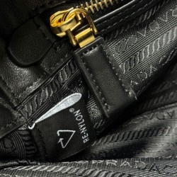 Qualità Specchio Replica Borsa piccola Prada Re-Nylon con manico superiore e lucchetto 1BB133 Nero Riproduzione Fedele Borsa piccola Prada Re-Nylon con manico superiore e lucchetto 1BB133 Nero imitazioni