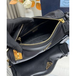 Imitazione Borse Replica a tracolla media Prada in Re-Nylon Con lucchetto 1BC233 Nero Imitazione Borse Replica a tracolla media Prada in Re-Nylon Con lucchetto 1BC233 Nero