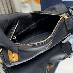 Qualità Specchio Replica Imitazione Borse a tracolla media Prada in Re-Nylon Con lucchetto 1BC233 Nero Riproduzione Fedele Imitazione Borse Replica a tracolla media Prada in Re-Nylon Con lucchetto 1BC233 Nero imitazioni