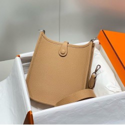 Qualità Specchio Replica Hermes Evelyne III TPM Mini Bag Marrone Clemence Riproduzione Fedele Hermes Evelyne III TPM Mini Bag Marrone Clemence imitazioni