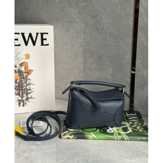 Qualità Specchio Replica Borsa Loewe Puzzle Mini Pelle di vitello granulata blu navy Riproduzione Fedele Borsa Loewe Puzzle Mini Pelle di vitello granulata blu navy imitazioni